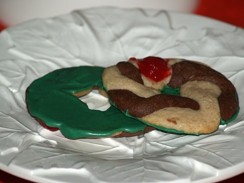 Chocolate and Vanilla Wreath Cookies