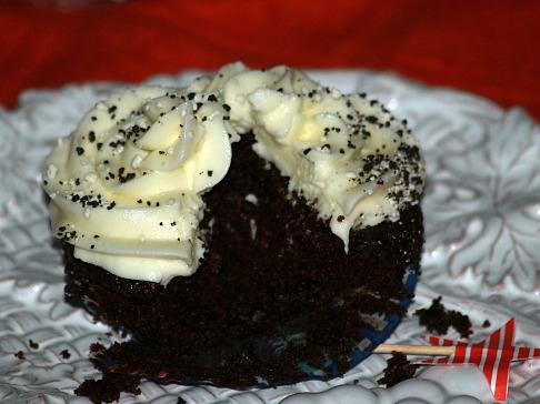 Easy Chocolate Cupcakes with Cream Cheese Topping