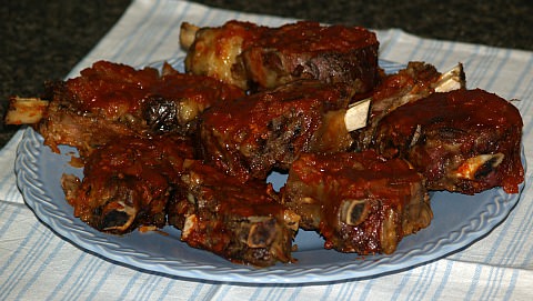 How to Barbeque Beef Ribs with a Spicy Sauce