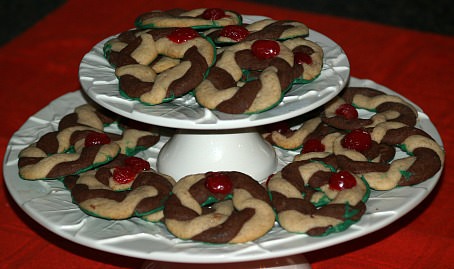 Chocolate and Vanilla Wreath Cookies