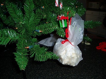 Popcorn Balls to Decorate the Christmas Tree